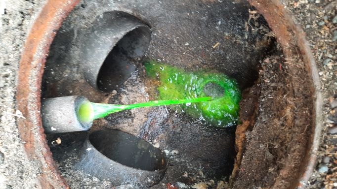 Contrôle GHP d'assainissement par colorant : contrôle visuel du colorant dans l'égout